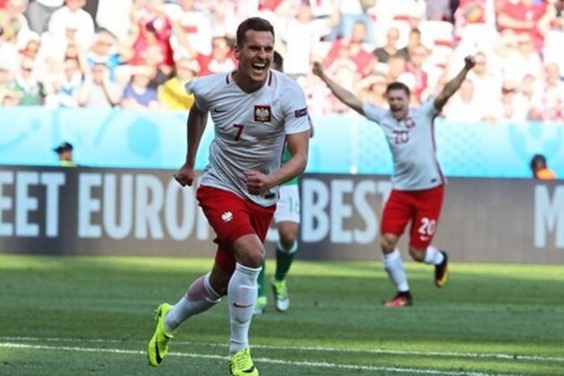 Poland's Arkadiusz Milik celebrates after scoring the opening goal during the Euro 2016 Group C soccer match between Poland and Northern Ireland at the Allianz Riviera stadium in Nice, France, Sunday, June 12, 2016. (AP Photo/Thanassis Stavrakis)