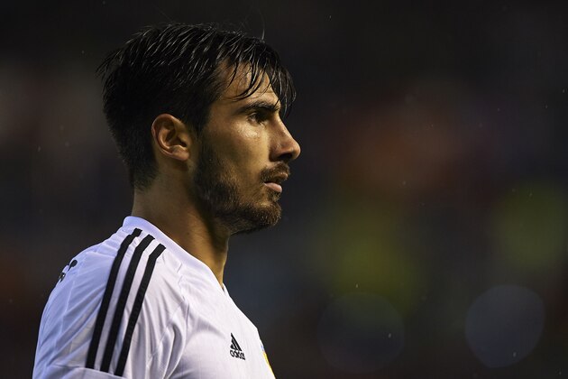 VALENCIA, SPAIN - OCTOBER 20:  Andre Gomes of Valencia looks on during the UEFA Champions League Group H match between Valencia CF and KAA Gent at the Estadi de Mestalla on October 20, 2015 in Valencia, Spain.  (Photo by Manuel Queimadelos Alonso/Getty Images)