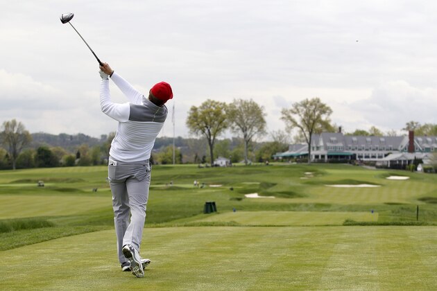 OAKMONT, PA - MAY 04:  Jordan Spieth plays the 18th hole at Oakmont Country Club on May 4, 2016 in Oakmont, Pennsylvania.  (Photo by Justin K. Aller/Getty Images)