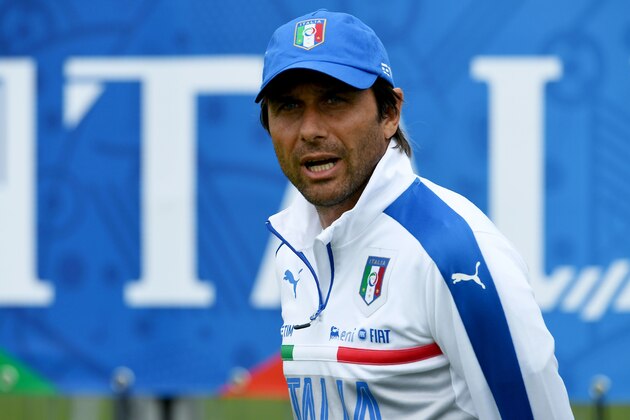 Italy's coach Antonio Conte arrives for a training session of Italy's national football team in Montpellier, southern France, on June 10, 2016, prior to the Euro 2016 football tournament. / AFP / VINCENZO PINTO        (Photo credit should read VINCENZO PINTO/AFP/Getty Images)