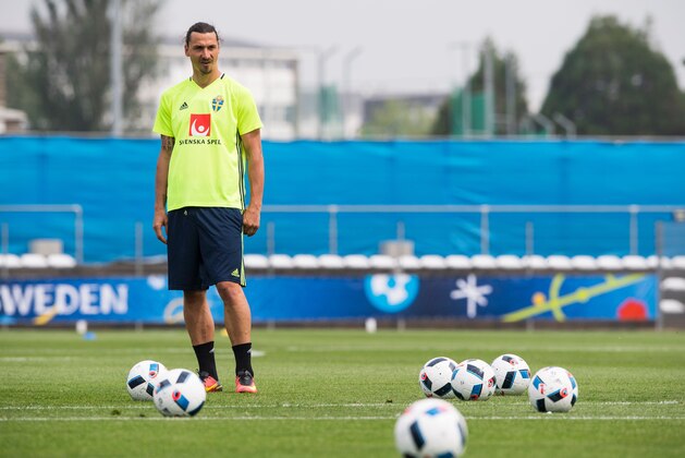 Sweden's forward and team captain Zlatan Ibrahimovic attends a training session of Sweden's national football team at their training ground in Saint-Nazaire, western France, on June 9, 2016 one the eve of the start of the Euro 2016 European football championship. / AFP / JONATHAN NACKSTRAND        (Photo credit should read JONATHAN NACKSTRAND/AFP/Getty Images)