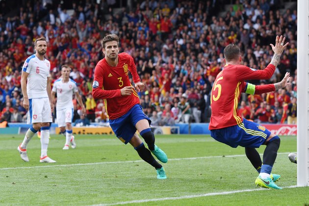 TOULOUSE, FRANCE - JUNE 13: Gerard Pique (C) of Spain celebrates scoring his team's first goal during the UEFA EURO 2016 Group D match between Spain and Czech Republic at Stadium Municipal on June 13, 2016 in Toulouse, France.  (Photo by David Ramos/Getty Images)