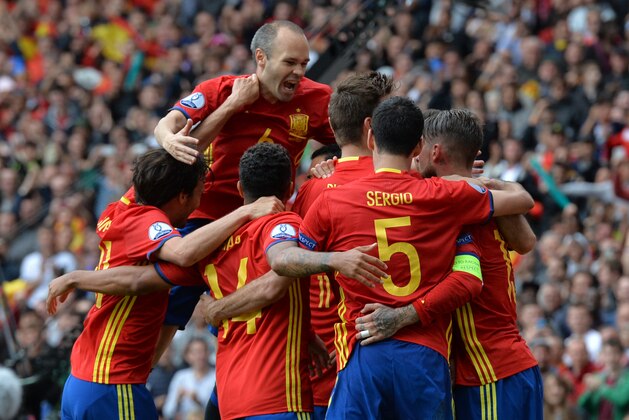 Spain's players celebrate after Spain's defender Gerard Pique scored the opening goal during the Euro 2016 group D football match between Spain and Czech Republic at the Stadium Municipal in Toulouse on June 13, 2016. / AFP / NICOLAS TUCAT        (Photo credit should read NICOLAS TUCAT/AFP/Getty Images)