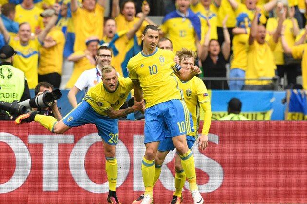 Sweden's forward Zlatan Ibrahimovic (C) celebrates with teammates after Ireland scored an own goal during the Euro 2016 group E football match between Ireland and Sweden at the Stade de France stadium in Saint-Denis on June 13, 2016. / AFP / MARTIN BUREAU        (Photo credit should read MARTIN BUREAU/AFP/Getty Images)