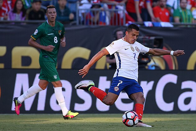 FOXBORO, MA - JUNE 10:  Alexis Sanchez #7 of Chile defends against Martin Smedberg-Dalence #8 of Bolivia during a 2016 Copa America Centenario Group D match between Chile and Bolivia at Gillette Stadium on June 10, 2016 in Foxboro, Massachusetts. (Photo by Jim Rogash/Getty Images)