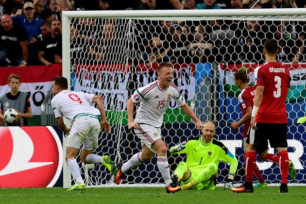 Hungary's forward Adam Szalai (L) celebrates after scoring a goal during the Euro 2016 group F football match between Hungary and Austria at the Matmut Atlantique stadium in Bordeaux on June 14, 2016. / AFP / TOBIAS SCHWARZ        (Photo credit should read TOBIAS SCHWARZ/AFP/Getty Images)