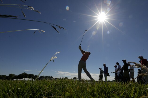 Jordan Spieth watches his tee shot on the eighth hole during a practice round for the U.S. Open golf championship at Oakmont Country Club on Tuesday, June 14, 2016, in Oakmont, Pa. (AP Photo/Charlie Riedel)