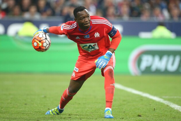 PARIS, FRANCE - MAY 21: Goalkeeper of OM Steve Mandanda in action during the French Cup Final match between Paris Saint-Germain (PSG) and Olympique de Marseille (OM) at Stade de France on May 21, 2016 in Saint-Denis nearby Paris, France. (Photo by Jean Catuffe/Getty Images)