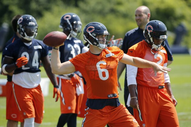 Chicago Bears' Jay Cutler participates in the NFL football team's minicamp at Halas Hall Tuesday, June 14, 2016, in Lake Forest, Lake Forest, Ill. (AP Photo/Charles Rex Arbogast)