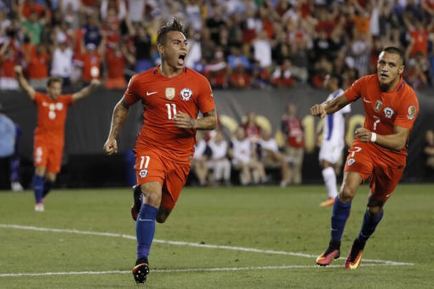 Chile's Eduardo Vargas (11) and Alexis Sanchez (7) celebrate after Vargas' goal during the first half of a Copa America Group D soccer match against Panama, Tuesday, June 14, 2016, in Philadelphia. (AP Photo/Matt Slocum)