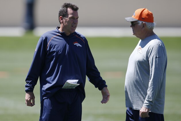 Denver Broncos head coach Gary Kubiak, left, confers with defensive coordinator Wade Phillps during drills at the NFL football team's practice Tuesday, June 14, 2016, at the Broncos' headquarters in Englewood, Colo. (AP Photo/David Zalubowski)