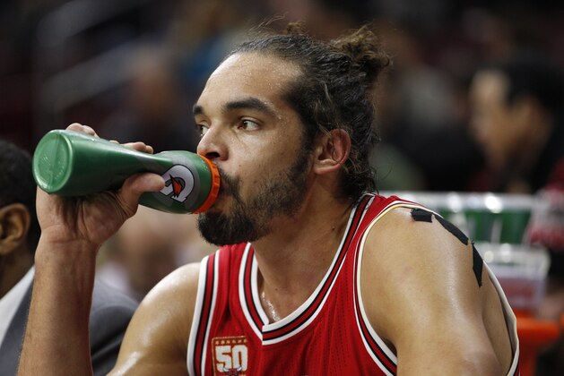 Chicago Bulls' Joakim Noah gets a drink while on the bench during the first half of an NBA basketball game against the Philadelphia 76ers, Thursday, Jan. 14, 2016, in Philadelphia. The Bulls won 115-111 in overtime. (AP Photo/Chris Szagola)