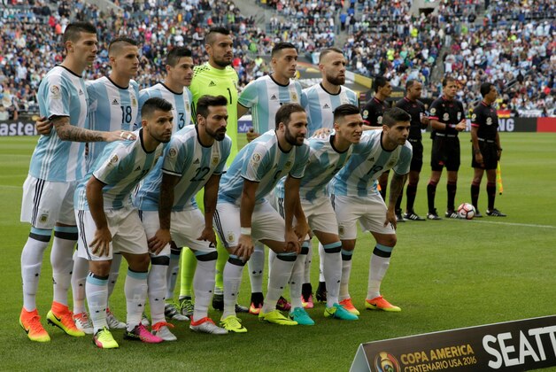 Players of Argentina pose for pictures before the start of the Copa America Centenario football tournament match against Bolivia in Seattle, Washington, United States, on June 14, 2016. 
(L-R, back row) Victor Cuesta, Erik Lamela, Facundo Roncaglia, Sergio Romero, Ramiro Funes Mori and Nicolas Otamendi and (L-R, front row) Sergio Aguero, Ezequiel Lavezzi, Gonzalo Higuain, Matias Kranevitter and Ever Banega.  / AFP / Jason REDMOND        (Photo credit should read JASON REDMOND/AFP/Getty Images)