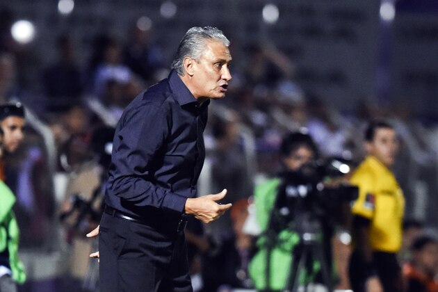 Brazil's Corinthians coach Tite instructs his players during a Copa Libertadores soccer game against Uruguay's Danubio in Montevideo, Uruguay, Tuesday, March 17, 2015. (AP Photo/Matilde Campodonico)