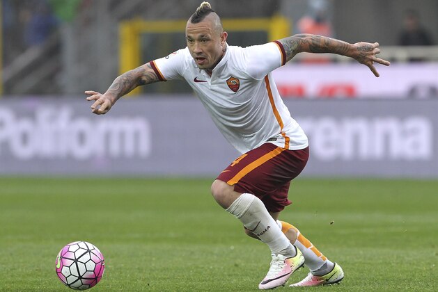 BERGAMO, ITALY - APRIL 17:  Radja Nainggolan of AS Roma in action during the Serie A match between Atalanta BC and AS Roma at Stadio Atleti Azzurri d'Italia on April 17, 2016 in Bergamo, Italy.  (Photo by Marco Luzzani/Getty Images)