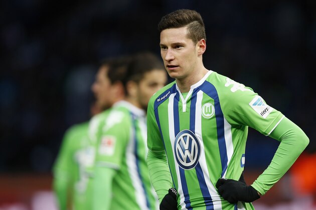 BERLIN, GERMANY - FEBRUARY 20:  Julian Draxler of Wolfsburg looks on during the Bundesliga match between Hertha BSC and VfL Wolfsburg at Olympiastadion on February 20, 2016 in Berlin, Germany.  (Photo by Boris Streubel/Getty Images)