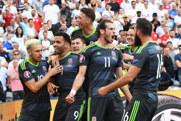 LENS, FRANCE - JUNE 16:  Gareth Bale (C) of Wales celebrates scoring his team's first goal with his team mates during the UEFA EURO 2016 Group B match between England and Wales at Stade Bollaert-Delelis on June 16, 2016 in Lens, France.  (Photo by Matthias Hangst/Getty Images)