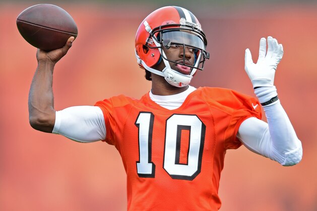 Cleveland Browns' Robert Griffin III throws a pass during practice at the NFL football team's veteran minicamp, Tuesday, April 19, 2016, in Berea, Ohio. (AP Photo/David Dermer)