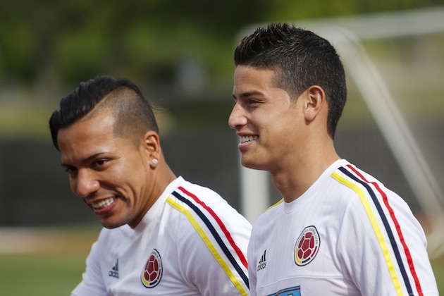 James Rodriguez (R) and Dayro Moreno players of Colombia arrive to a practice  during a training session in Montclair in New Jersey, on June13, 2016. 
Colombia will face Peru on June 17 in their Quarter-finals match of the Copa America. / AFP / EDUARDO MUNOZ ALVAREZ        (Photo credit should read EDUARDO MUNOZ ALVAREZ/AFP/Getty Images)