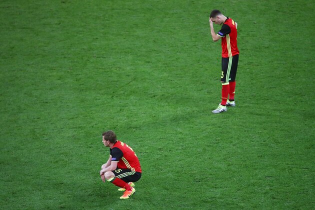 LYON, FRANCE - JUNE 13: Thomas Vermaelen (R) and Jan Vertonghen (L) of Belgium show their dejection after Italy's second goal during the UEFA EURO 2016 Group E match between Belgium and Italy at Stade des Lumieres on June 13, 2016 in Lyon, France.  (Photo by Clive Brunskill/Getty Images)