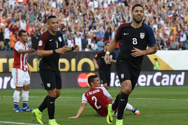USA's Clint Dempsey (R) celebrates after scoring against Paraguay during the Copa America Centenario football tournament in Philadelphia, Pennsylvania, United States, on June 11, 2016.  / AFP / Don EMMERT        (Photo credit should read DON EMMERT/AFP/Getty Images)