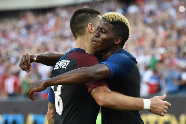 USA's Clint Dempsey (L) celebrates with teammate Gyasi Zardes after scoring against Paraguay during the Copa America Centenario football tournament in Philadelphia, Pennsylvania, United States, on June 11, 2016.  / AFP / Don EMMERT        (Photo credit should read DON EMMERT/AFP/Getty Images)