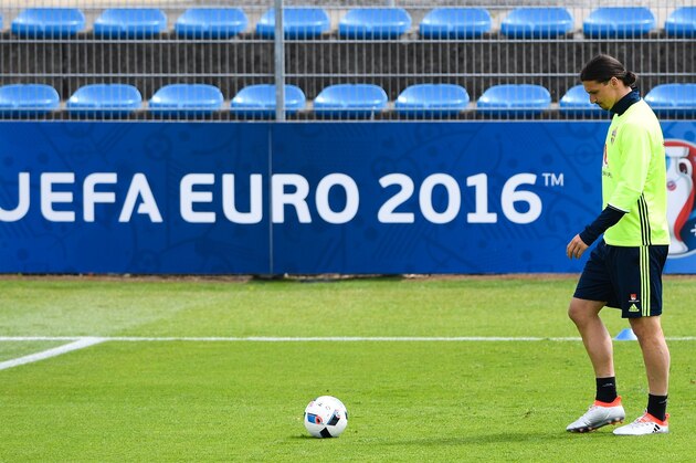 Sweden's forward and captain Zlatan Ibrahimovic attends a training session in Saint-Nazaire on June 15, 2016 during the Euro 2016 football tournament. / AFP / JONATHAN NACKSTRAND        (Photo credit should read JONATHAN NACKSTRAND/AFP/Getty Images)