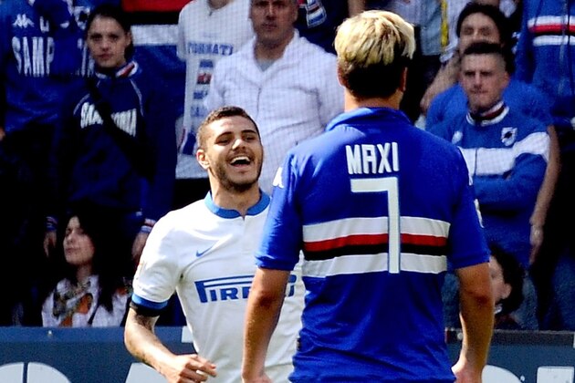 GENOA, ITALY - APRIL 13:  (L-R) Mauro Icardi of FC Internazionale and Maxi Lopez of UC Sampdoria  during the Serie A match UC Sampdoria and FC Internazionale Milano at Stadio Luigi Ferraris on April 13, 2014 in Genoa, Italy.  (Photo by Pier Marco Tacca/Getty Images)
