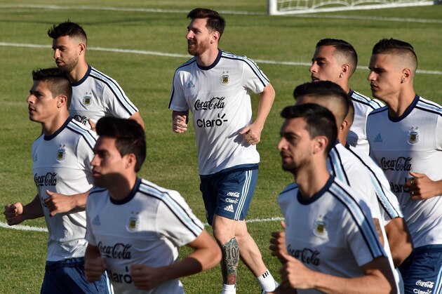 Lionel Messi (C) runs during an Argentine team training session at Harvard University in Boston, Massachusetts, on June 15, 2016. 
Argentina will face Venezuela on June 18 in their quarterfinal match of the Copa America. / AFP / NELSON ALMEIDA        (Photo credit should read NELSON ALMEIDA/AFP/Getty Images)