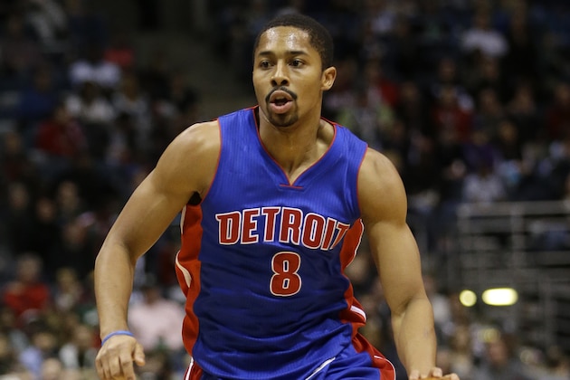 Detroit Pistons' Spencer Dinwiddie dribbles during an NBA basketball game against the Milwaukee Bucks Monday, Nov. 23, 2015, in Milwaukee. (AP Photo/Aaron Gash)