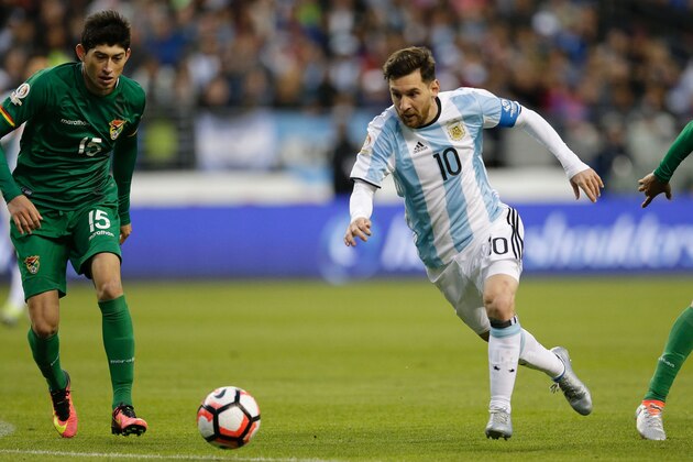 Bolivia's Pedro Azogue (L) and Argentina's Lionel Messi vie for the ball during the Copa America Centenario football tournament match in Seattle, Washington, United States, on June 14, 2016.  / AFP / Jason REDMOND        (Photo credit should read JASON REDMOND/AFP/Getty Images)