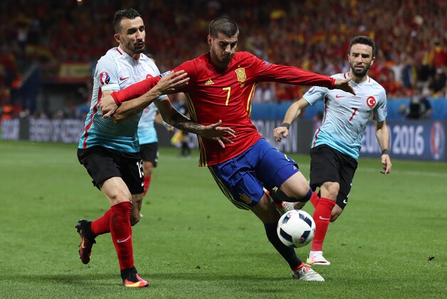 NICE, FRANCE - JUNE 17:  Mehmet Topal of Turkey vies with Alvaro Morata of Spain during the UEFA EURO 2016 Group D match between Spain and Turkey at Allianz Riviera Stadium on June 17, 2016 in Nice, France. (Photo by Ian MacNicol/Getty Images)