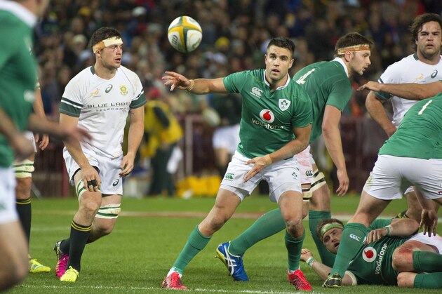 Ireland's scumhalf Connor Murray (C) passes the ball out during the Rugby test match between South Africa and Ireland on June 11, 2016 at the Newlands Stadium,in Cape Town. / AFP / RODGER BOSCH        (Photo credit should read RODGER BOSCH/AFP/Getty Images)