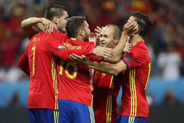 Spain's forward Alvaro Morata (L) is congratulated after scoring his second goal, and his teams third, during the Euro 2016 group D football match between Spain and Turkey at the Allianz Riviera stadium in Nice on June 17, 2016.  / AFP / Valery HACHE        (Photo credit should read VALERY HACHE/AFP/Getty Images)
