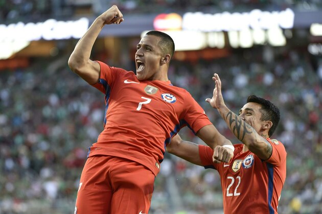 Chile's Alexis Sanchez celebartes a goal against Mexico with teammate Edson Puch  during the Copa America Centenario quarterfinal football match in Santa Clara, California, United States, on June 18, 2016.  / AFP / OMAR TORRES        (Photo credit should read OMAR TORRES/AFP/Getty Images)