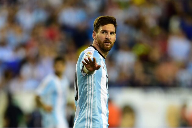 Argentina's Lionel Messi gestures during a Copa America Centenario quarterfinal football match against Venezuela in Foxborough, Massachusetts, United States, on June 18, 2016.  / AFP / ALFREDO ESTRELLA        (Photo credit should read ALFREDO ESTRELLA/AFP/Getty Images)