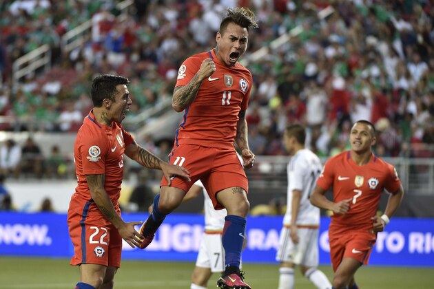 Chile's Eduardo Vargas (C) celebrates after scoring against Mexico during the Copa America Centenario quarterfinal football match in Santa Clara, California, United States, on June 18, 2016.  / AFP / OMAR TORRES        (Photo credit should read OMAR TORRES/AFP/Getty Images)