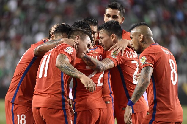 Chile's players celebrate a goal against Mexico during the Copa America Centenario quarterfinal football match in Santa Clara, California, United States, on June 18, 2016.  / AFP / OMAR TORRES        (Photo credit should read OMAR TORRES/AFP/Getty Images)