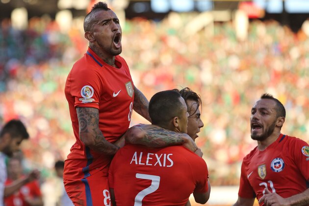 Chile's Eduardo Vargas (2nd R) celebrates with Alexis Sanchez and Arturo Vidal (L) after scoring against Mexico during the Copa America Centenario quarterfinal football match in Santa Clara, California, United States, on June 18, 2016.  / AFP / Beck Diefenbach        (Photo credit should read BECK DIEFENBACH/AFP/Getty Images)