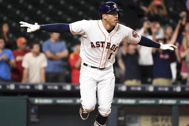 El jugador de los Astros de Houston Carlos Correa (1) hace un gesto tras batear el sencillo remolcador que ganó el juego, en el 13er inning de su juego de béisbol contra los Orioles de Baltimore, el martes 24 de mayo de 2016, en Houston. (AP Foto/Eric Christian Smith)