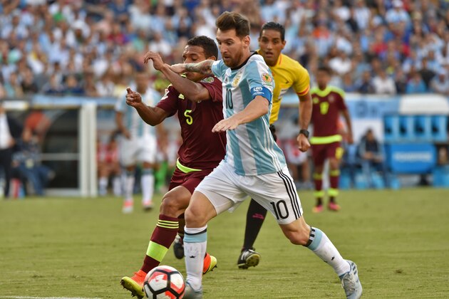 Venezuela's Arquimedes Figuera (L) vies for the ball with Argentina's Lionel Messi during a Copa America Centenario quarterfinal football match in Foxborough, Massachusetts, United States, on June 18, 2016.  / AFP / Nelson ALMEIDA        (Photo credit should read NELSON ALMEIDA/AFP/Getty Images)