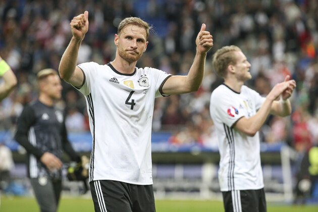 PARIS, FRANCE - JUNE 16: Benedikt Howedes #4 of Germany gives the thumbs up to the supporters after the UEFA EURO 2016 Group C match between Germany and Poland at Stade de France on June 16, 2016 in Paris, France. (Photo by Catherine Steenkeste/Getty Images)