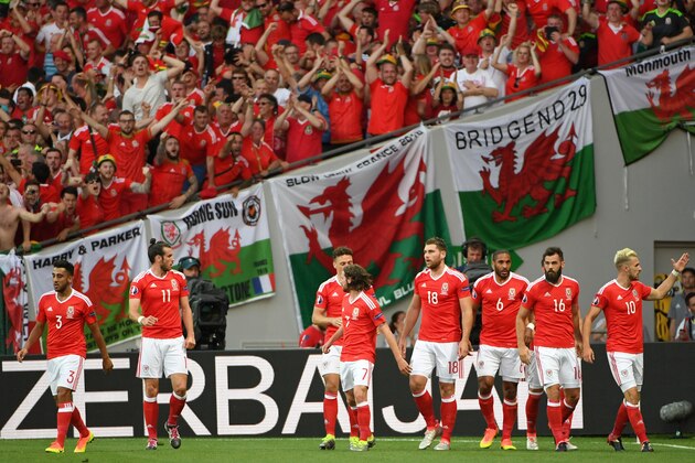 Wales players celebrate a scoring during the Euro 2016 group B football match between Russia and Wales at the Stadium Municipal in Toulouse on June 20, 2016. / AFP / PASCAL GUYOT        (Photo credit should read PASCAL GUYOT/AFP/Getty Images)