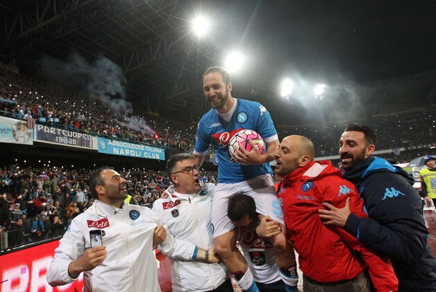 Napoli's Argentinian-French forward Gonzalo Higuain (top) is carried by team mates at the end of the Italian Serie A football match SSC Napoli vs Frosinone Calcio on May 14 2016 at the San Paolo stadium in Naples.
Napoli won the match 4-0. / AFP / CARLO HERMANN        (Photo credit should read CARLO HERMANN/AFP/Getty Images)