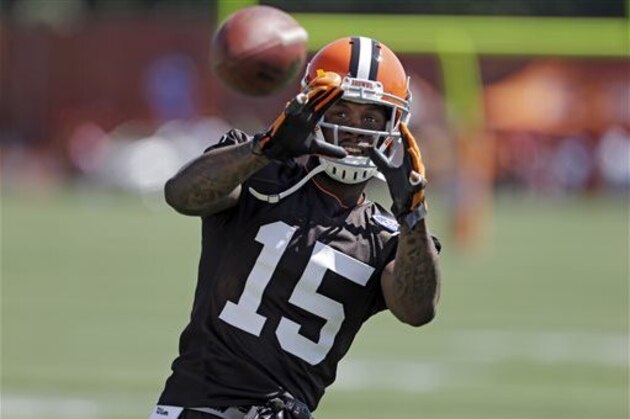 FILE - In this July 25, 2013, file phot, Cleveland Browns wide receiver Davone Bess catches a pss during NFL football  training camp at the team's training facility in Berea, Ohio. The Browns say they are aware of potentially incriminating photos posted by wide receiver Davone Bess on his Twitter account. Bess, who missed Cleveland's final two games for personal reasons, posted a photo on Thursday, Jan. 16, 2014, of a small package containing what appears to be marijuana. (AP Photo/Mark Duncan)