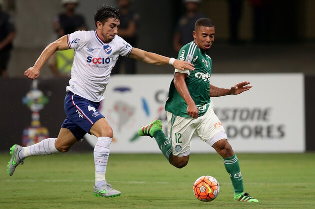 SAO PAULO, BRAZIL - MARCH 09:  Gabriel Jesus (R) of Palmeiras fights for the ball with Jorge Fucile (L) of Nacional during a match between Palmeiras and Nacional as part of Group 2 of Copa Bridgestone Libertadores at Allianz Parque on March 9, 2016 in Sao Paulo, Brazil.  (Photo by Friedemann Vogel/Getty Images)