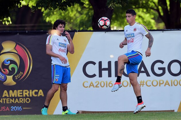 Colombia´s player Stefan Moreno (L) and James Rodriguez (R) practice during a training session at the University of Illinois in Chicago, Illinois, on June 20, 2016. Colombia will face Chile in their semi-finals match of the Copa America. / AFP / ALFREDO ESTRELLA        (Photo credit should read ALFREDO ESTRELLA/AFP/Getty Images)