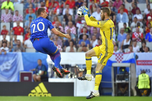 Spain's goalkeeper David De Gea (R) catches the ball ahead of Croatia's forward Marko Pjaca during the Euro 2016 group D football match between Croatia and Spain at the Matmut Atlantique stadium in Bordeaux on June 21, 2016. / AFP / LOIC VENANCE        (Photo credit should read LOIC VENANCE/AFP/Getty Images)