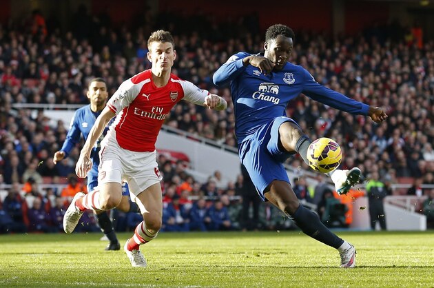 Everton's Belgian striker Romelu Lukaku (R) has an unsuccessful shot during the English Premier League football match between Arsenal and Everton at the Emirates stadium in London on March 1, 2015. Arsenal won the game 2-0. AFP PHOTO / JUSTIN TALLIS

RESTRICTED TO EDITORIAL USE. NO USE WITH UNAUTHORIZED AUDIO, VIDEO, DATA, FIXTURE LISTS, CLUB/LEAGUE LOGOS OR 'LIVE' SERVICES. ONLINE IN-MATCH USE LIMITED TO 45 IMAGES, NO VIDEO EMULATION. NO USE IN BETTING, GAMES OR SINGLE CLUB/LEAGUE/PLAYER PUBLICATIONS.        (Photo credit should read JUSTIN TALLIS/AFP/Getty Images)