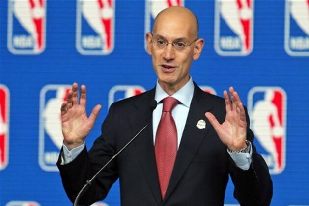 ARCHIVO - En imagen del 15 de febrero de 2014, el comisionado de NBA Adam Silver habla en conferencia de prensa durante las actividades del Juego de Estrellas en Nueva Orleáns. Silver dejó en claro el viernes 18 de abril que una de sus prioridades es elevar la edad límite de los jugadores elegibles para el draft a fin de abolir su tendencia de buscar un lugar en la NBA después de jugar sólo un año en universidad. (Foto AP/Bill Haber, archivo)
